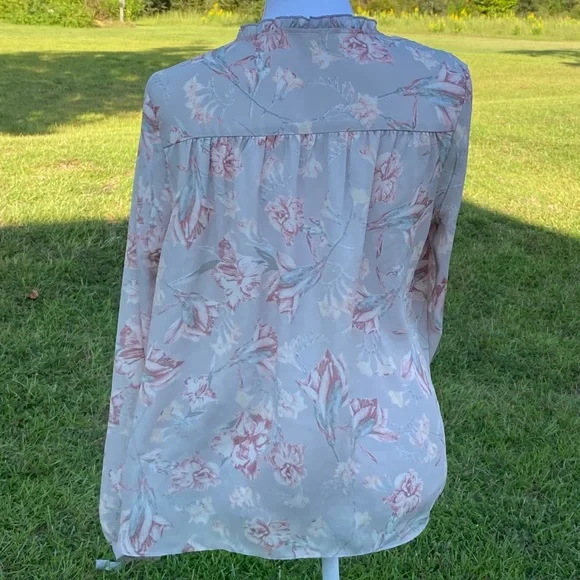 VIOLET + CLAIRE GRAY FLORAL BLOUSE D - Picture 3 of 9